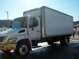 2006 Hino 268 photo