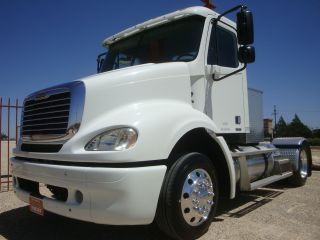 2004 Freightliner Columbia photo