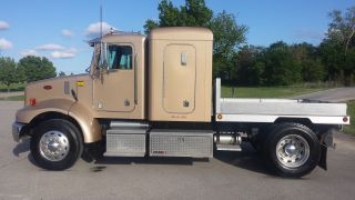 2000 Peterbilt 330 photo