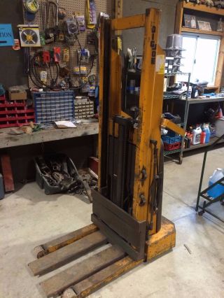 Big Joe Stacker/ Portable Lift photo