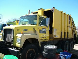 1990 Ford L8000 photo