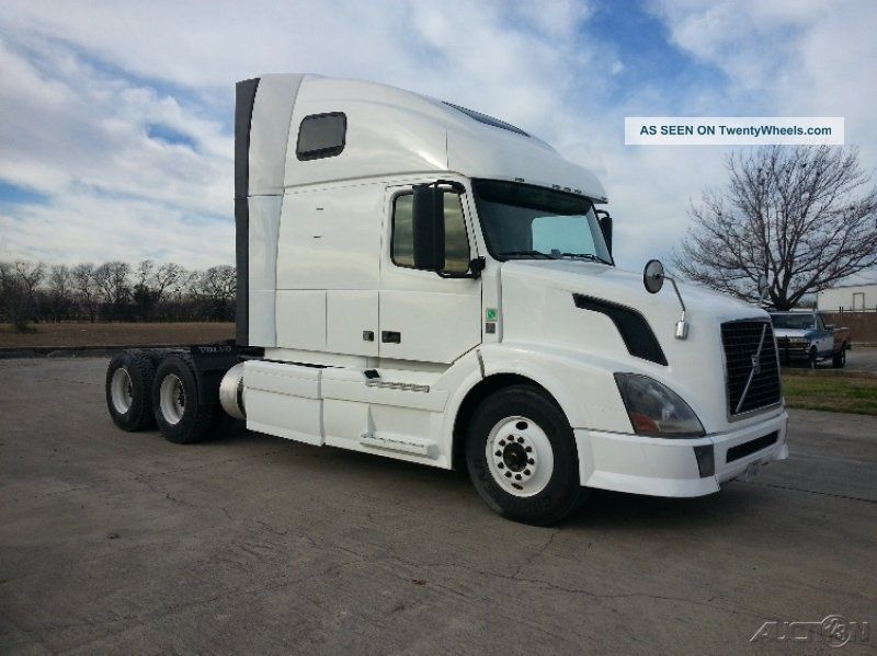 2012 Volvo Vnl64t670 Sleeper Semi Trucks photo