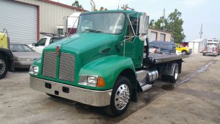 2004 Kenworth T 300 photo
