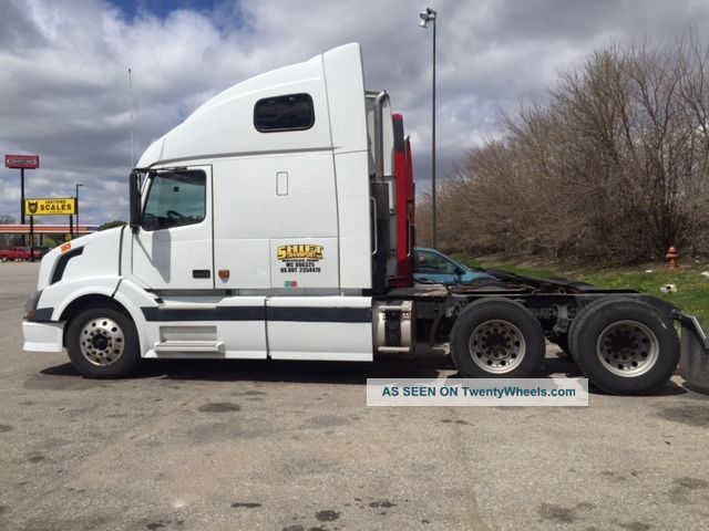 2006 Volvo 670vn Sleeper Semi Trucks photo