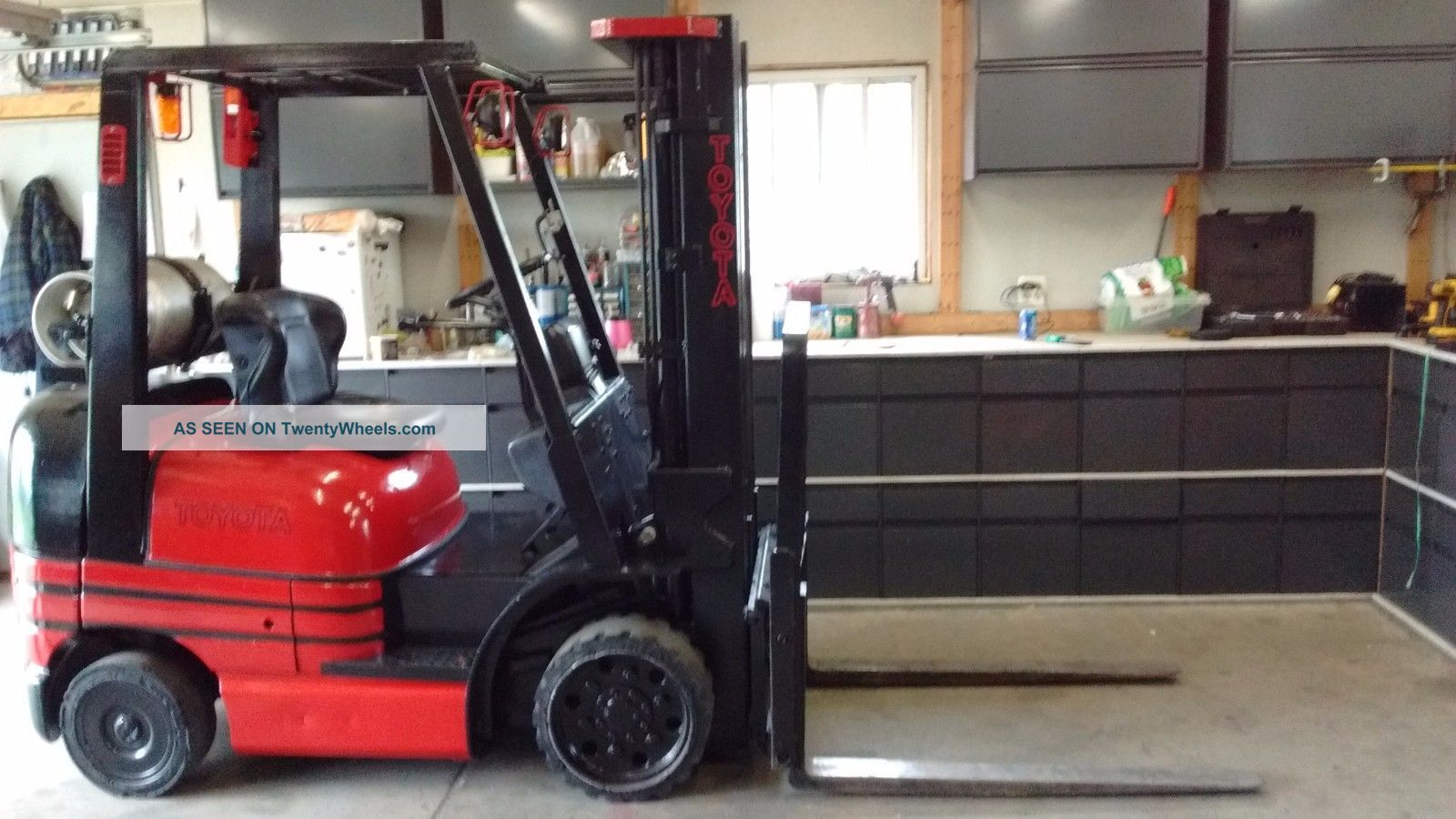 Toyota Forklift 4,  900lb 3 Stage Forklifts photo