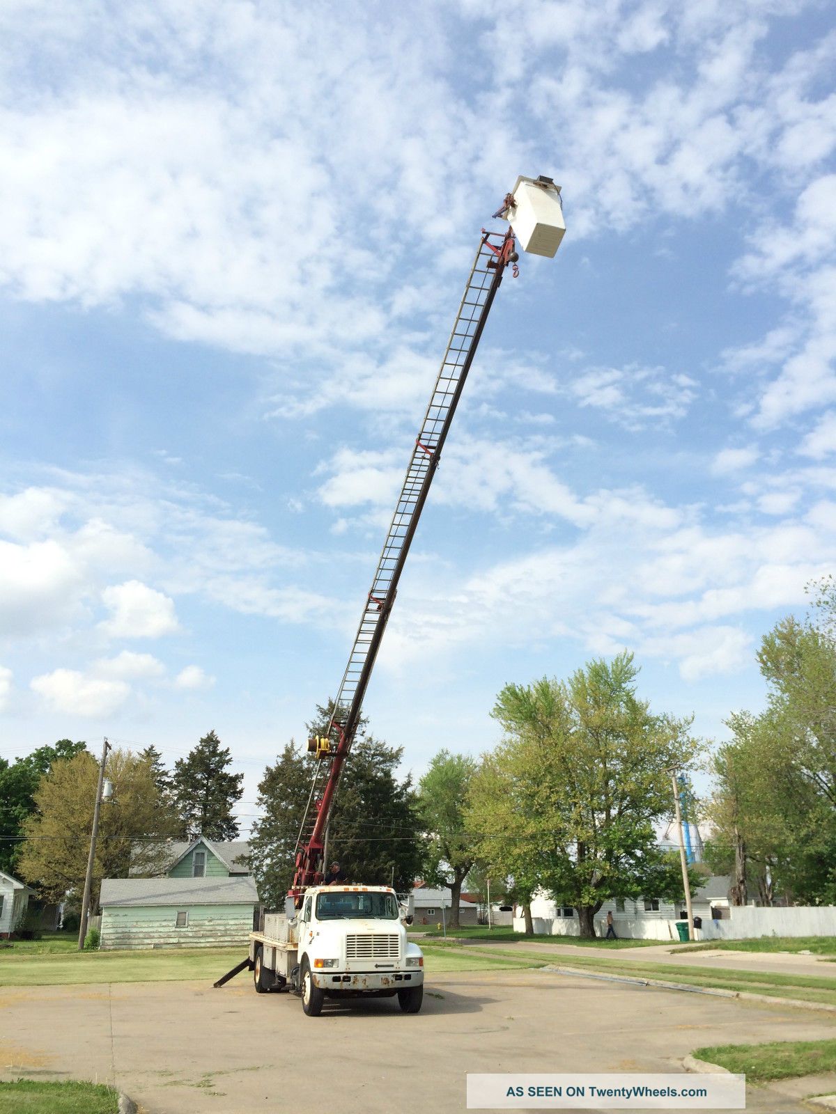 2000 International 4700 Ladder Sign Crane Truck Bucket / Boom Trucks photo