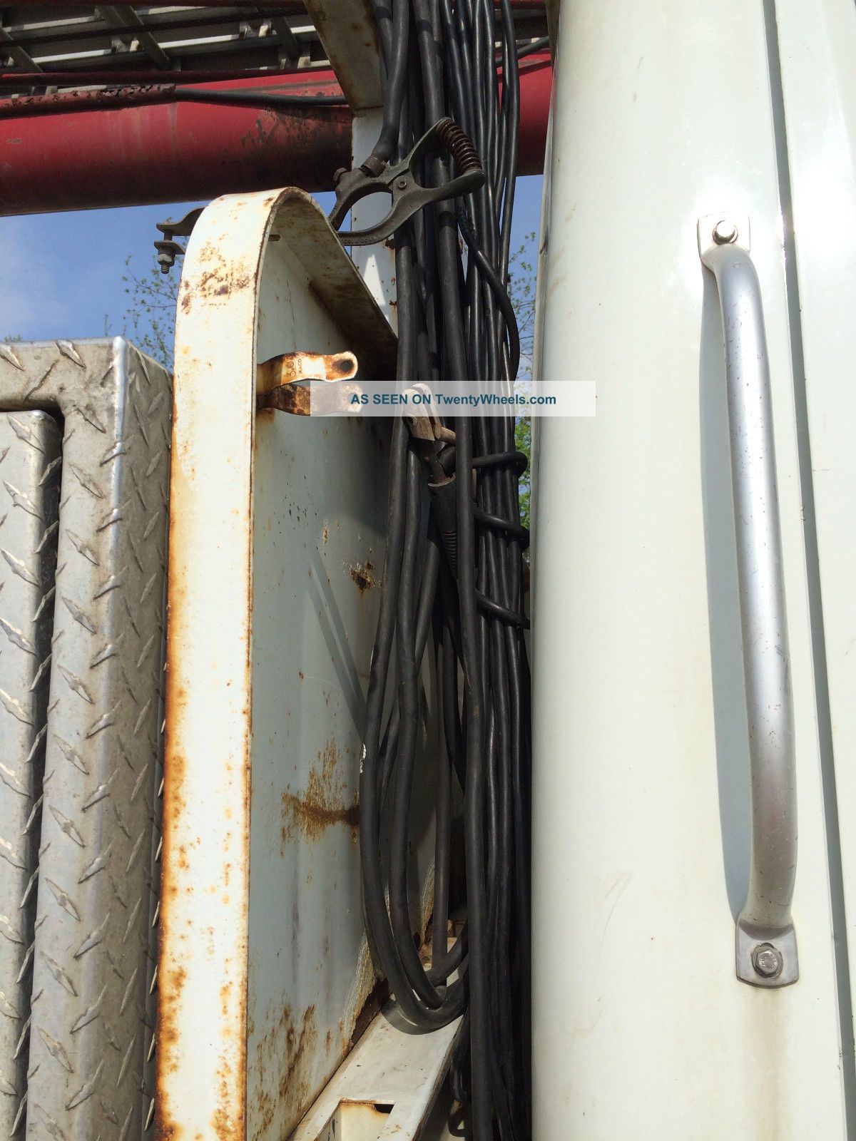 2000 International 4700 Ladder Sign Crane Truck