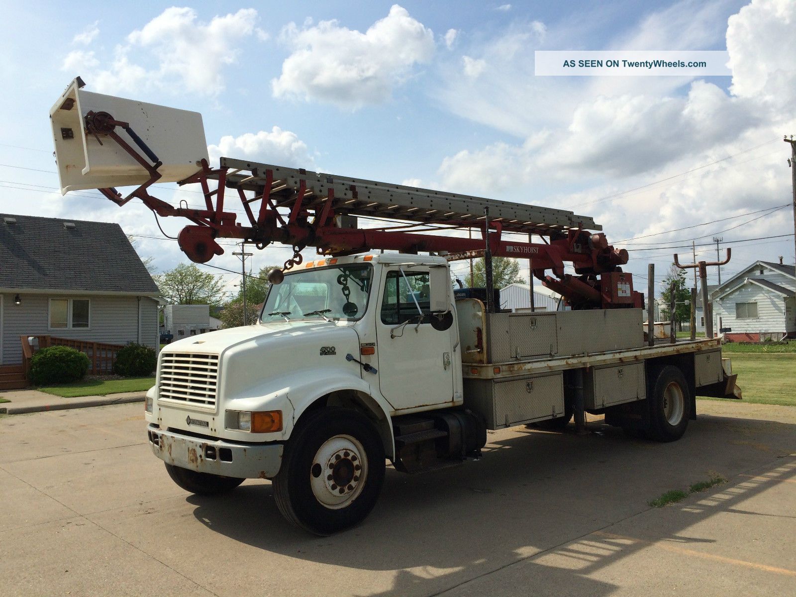 2000 International 4700 Ladder Sign Crane Truck