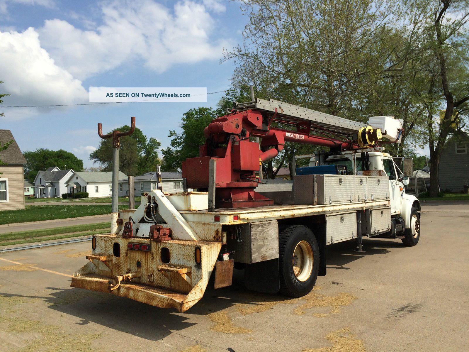 2000 International 4700 Ladder Sign Crane Truck