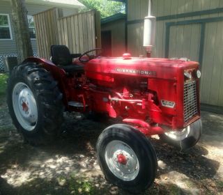 International 424 Medium Size Farm Tractor photo