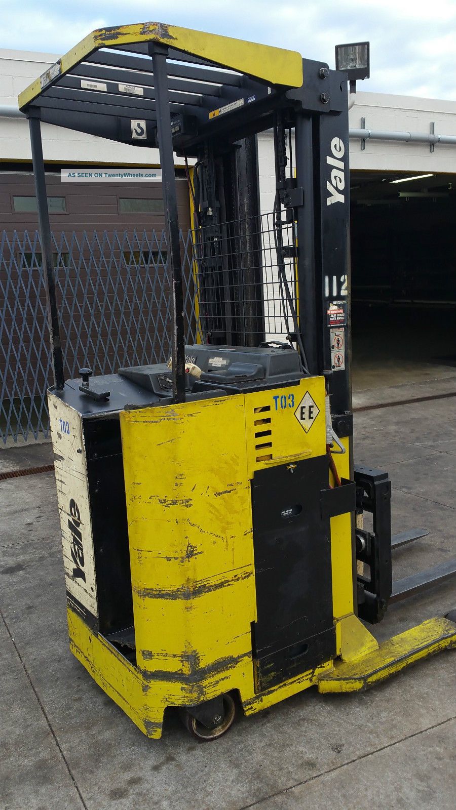 Electric Stand Up Reach Style Fork Truck Ee Rated With Charger Forklifts photo