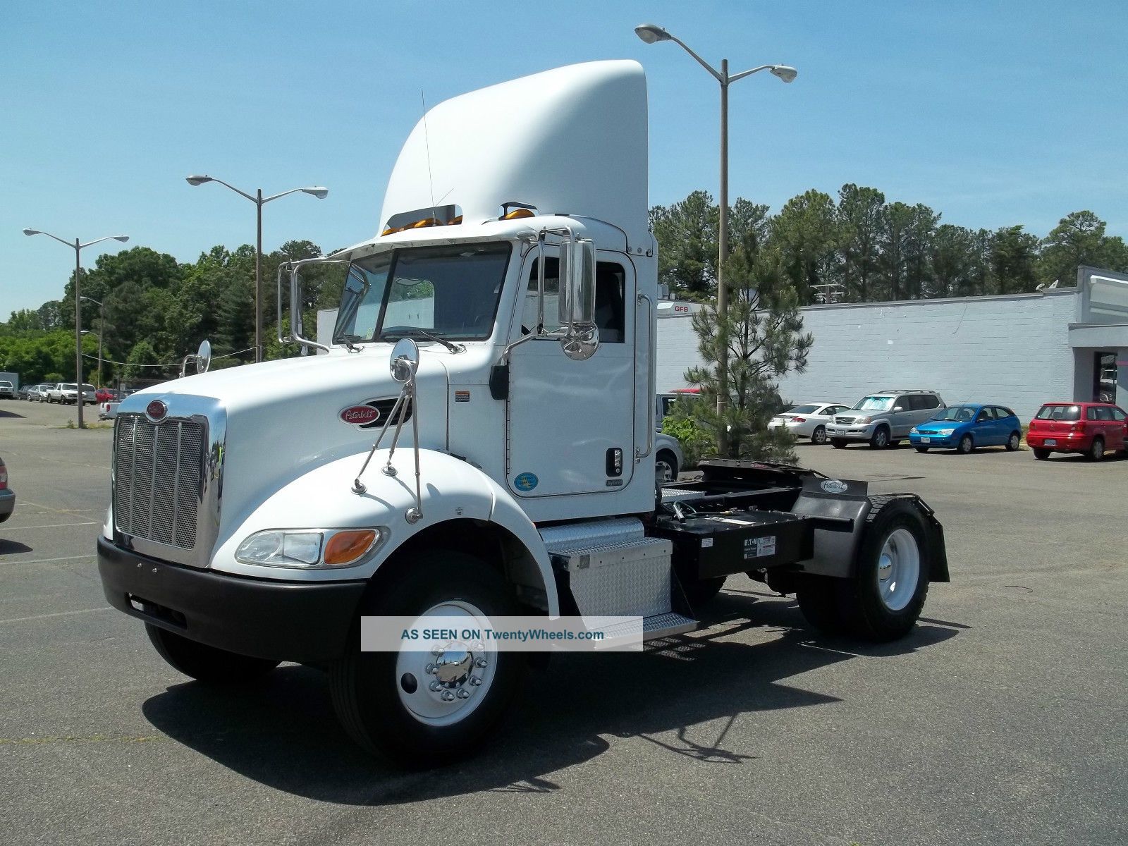 2009 Peterbilt 335 Daycab Semi Trucks photo