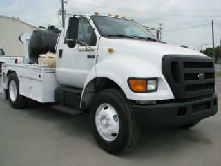 2004 Ford F750 photo