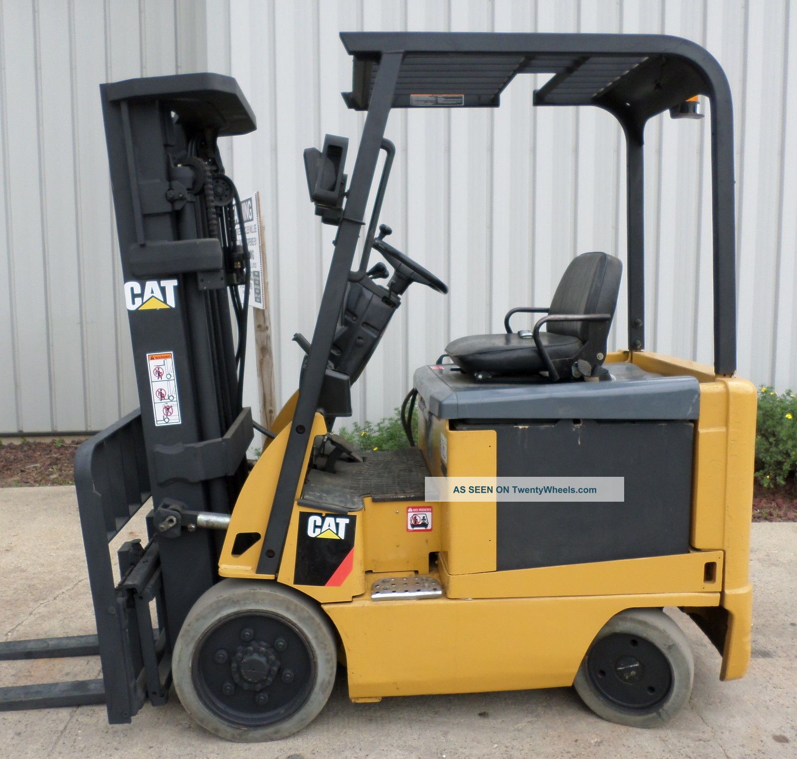 Caterpillar Model E4000 (2008) 4000lbs Capacity Great 4 Wheel Electric Forklift Forklifts photo