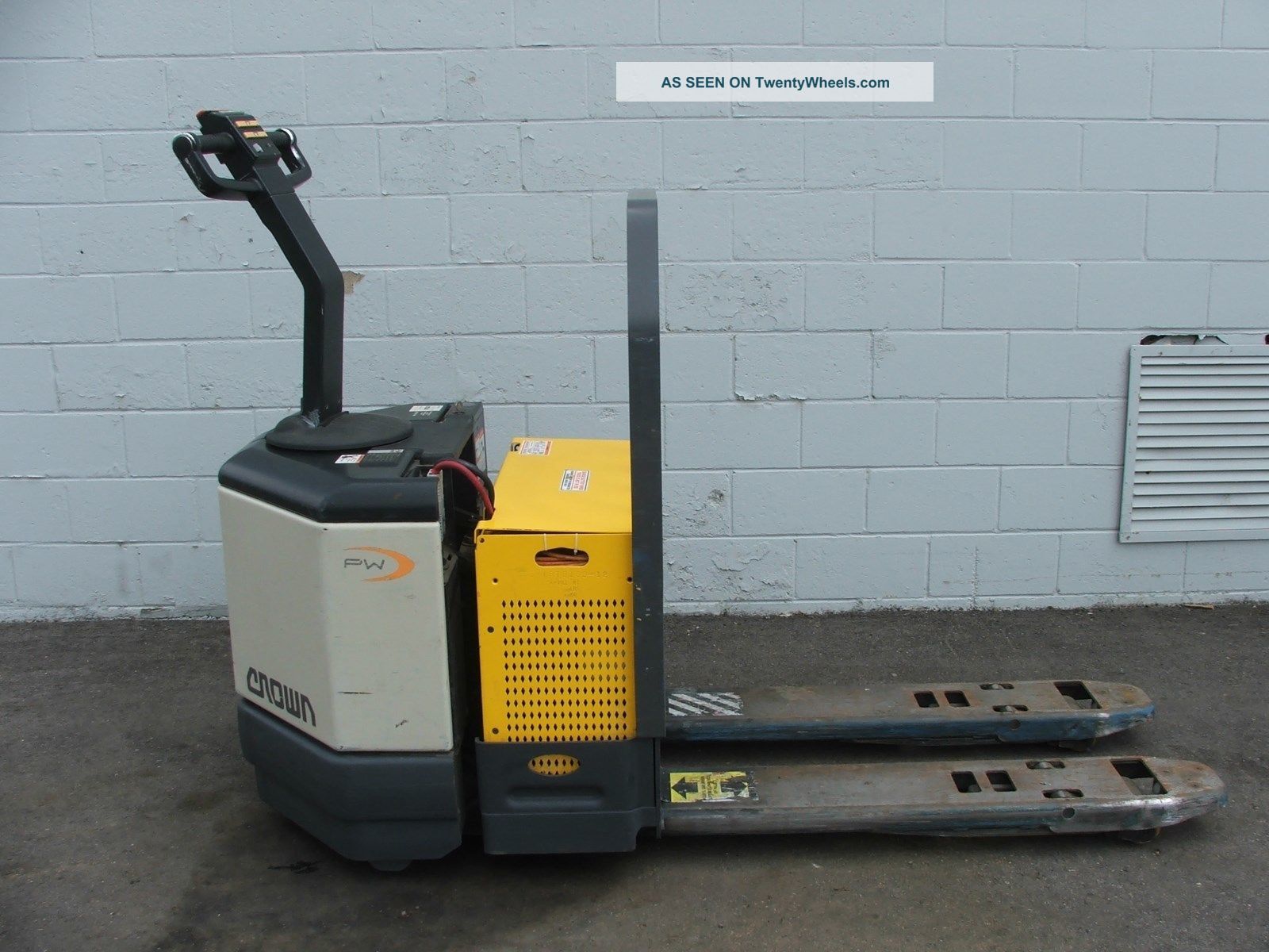 Crown Pw3000 Pallet Jack Pw3520 - 60 Powered Pallet Jack Forklifts photo