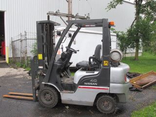 2009 Nissan 4000 Lb Capacity Pneumatic Forklift.  Triple Mast.  Side Shift. photo