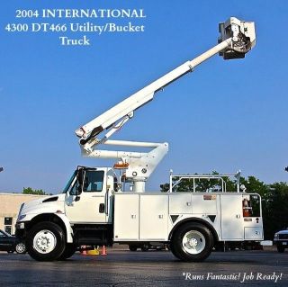 2004 International 2dr Utility/bucket Truck photo