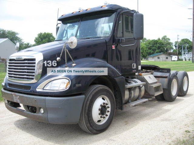 2007 Freightliner Columbia Daycab Semi Trucks photo
