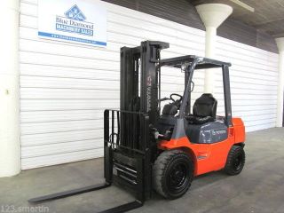 Toyota,  7fgu30 6,  000 Pneumatic Tire Forklift,  3 Stage,  S/s,  Gas,  Fork Pos.  7fgu25 photo