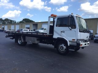 2001 Nissan Ud 2300dh photo