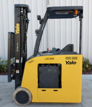 Yale Model Esc035acn (2010) 3500lbs Capacity Great Docker Electric Forklift photo
