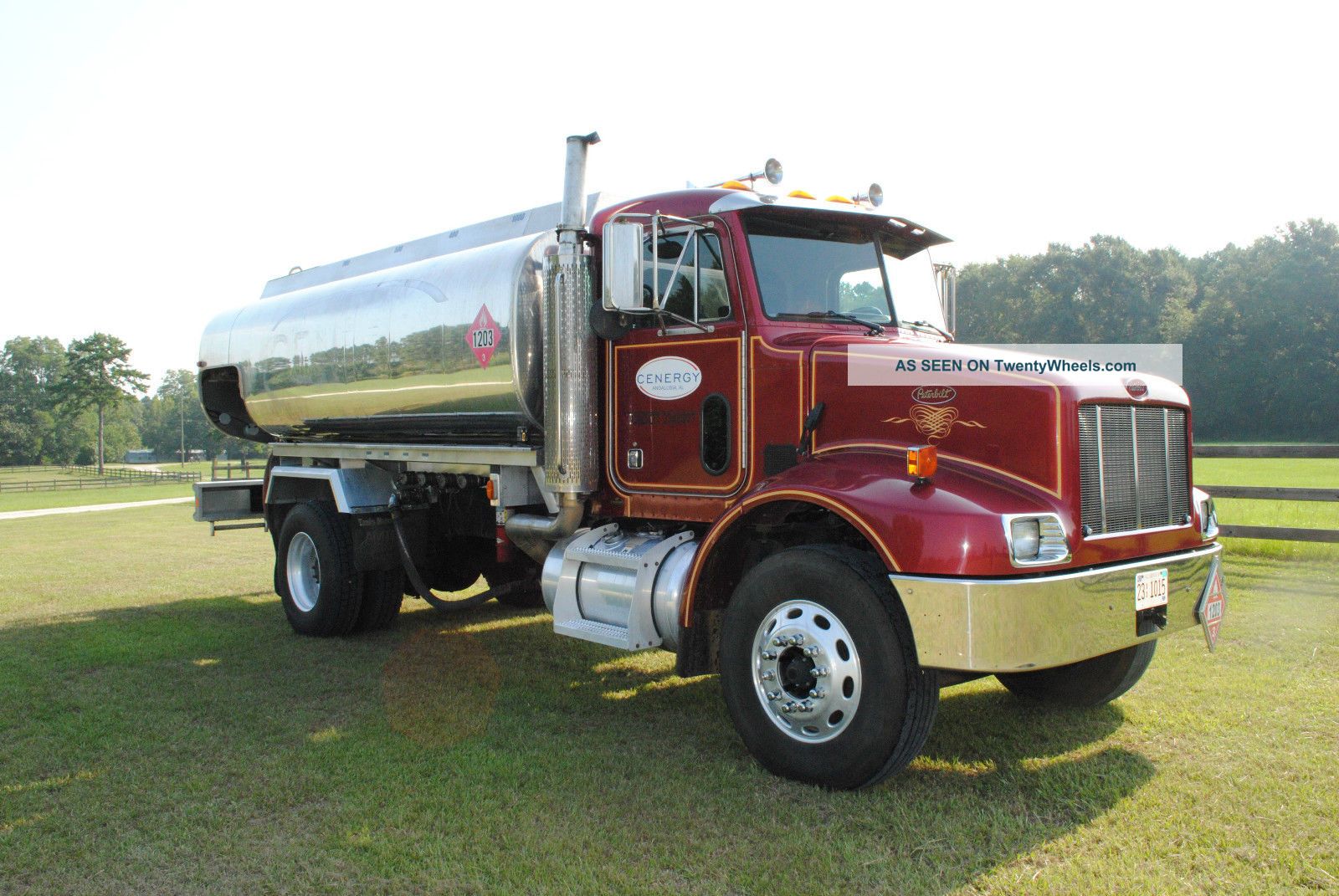 2003 Peterbuilt 330 Daycab Semi Trucks photo
