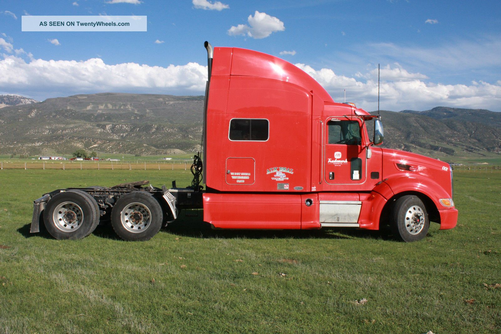 2011 Peterbilt 386 Sleeper Semi Trucks photo