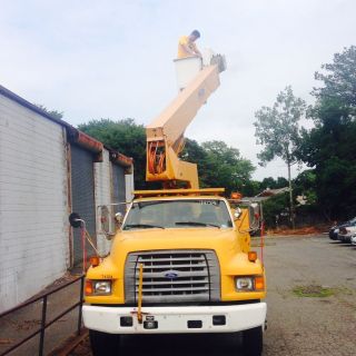 19970000 Ford Bucket Truck photo