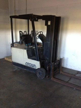 Crown Forklift 35sctt 3000 Lb Forklift With Charger photo
