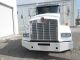 2011 Kenworth T800b Daycab Semi Trucks photo 2