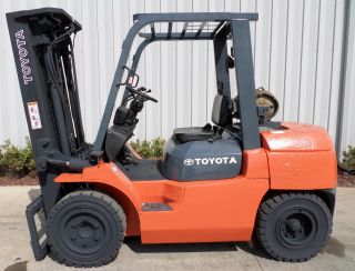 Toyota Model 7fgu35 (2003) 8000lbs Capacity Great Lpg Pneumatic Tire Forklift photo