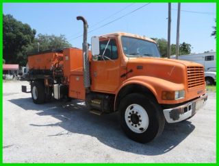 2001 International 4700 Asphalt Truck photo