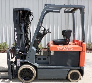 Toyota Model 7fbcu30 (2008) 6000lbs Capacity Great 4 Wheel Electric Forklift photo