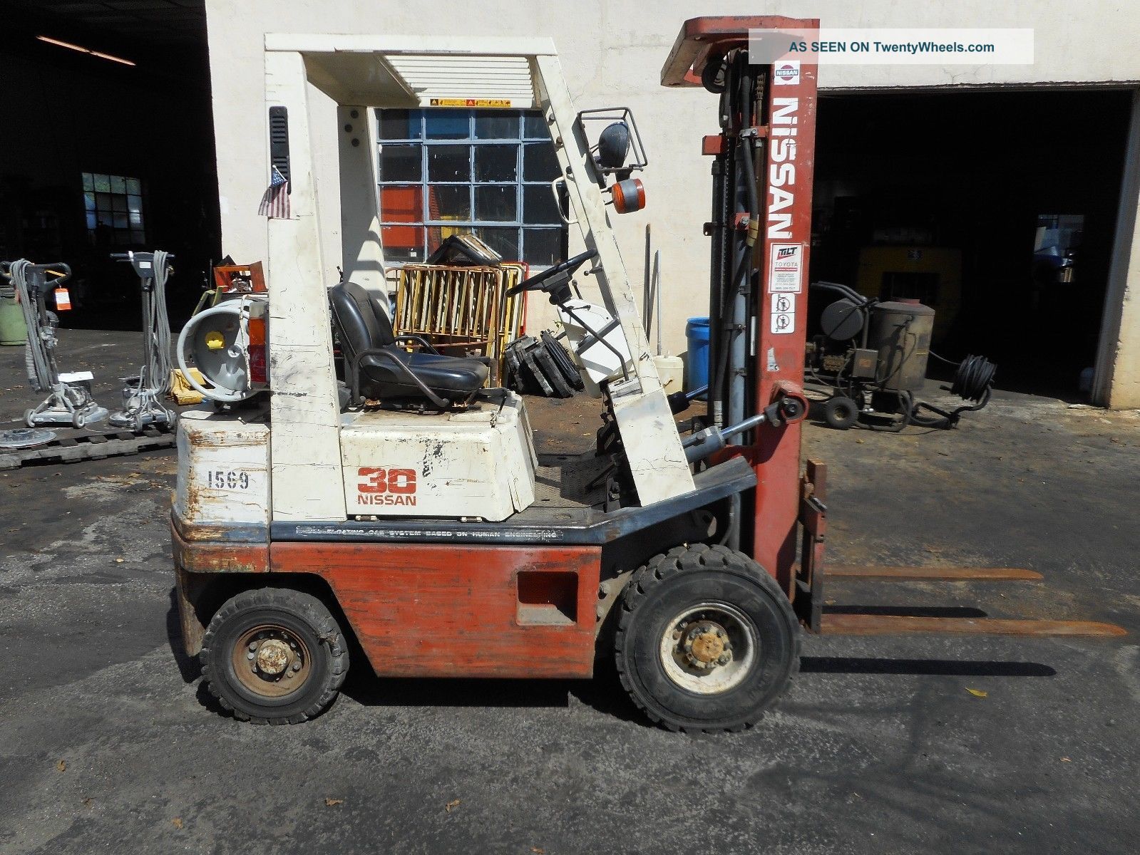 Nissan Pneumatic Forklift 3000 Lbs Capacity Forklifts photo