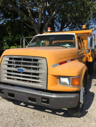 1995 Ford F800 photo