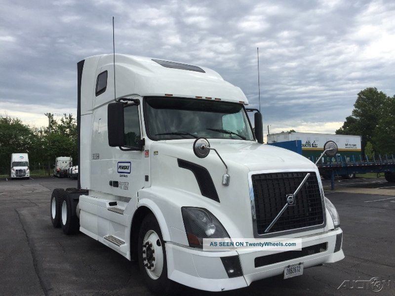 2012 Volvo Vnl64t670 Sleeper Semi Trucks photo