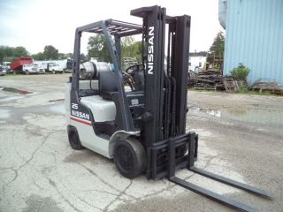 2007 Nissan Mcp1f2a25lv,  5,  000,  5000 Cushion Tired Forklift,  3 Stage,  Side Sft photo