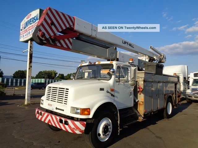 2002 International 4900 60 ' Bucket Boom Truck Bucket / Boom Trucks photo
