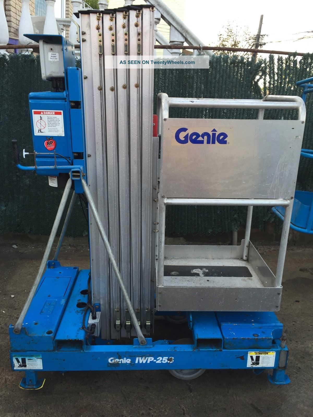Genie Iwp 25 One Man Lift (scissor Lift) Scissor & Boom Lifts photo