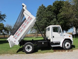 2001 Freightliner Fl70 photo