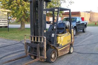 Yale Forklift,  Quad Mast Fork Lift Truck Lifts 22 '.  Sideshift.  4354 Hours photo