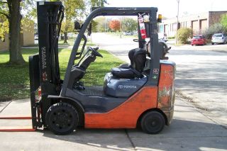 Toyota Forklift Latest Series Fork Lift Truck Three Stage Mast. photo