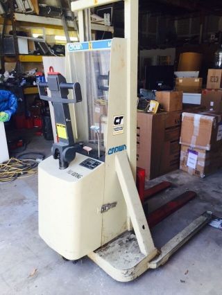 Crown Fork Lift 20ms photo