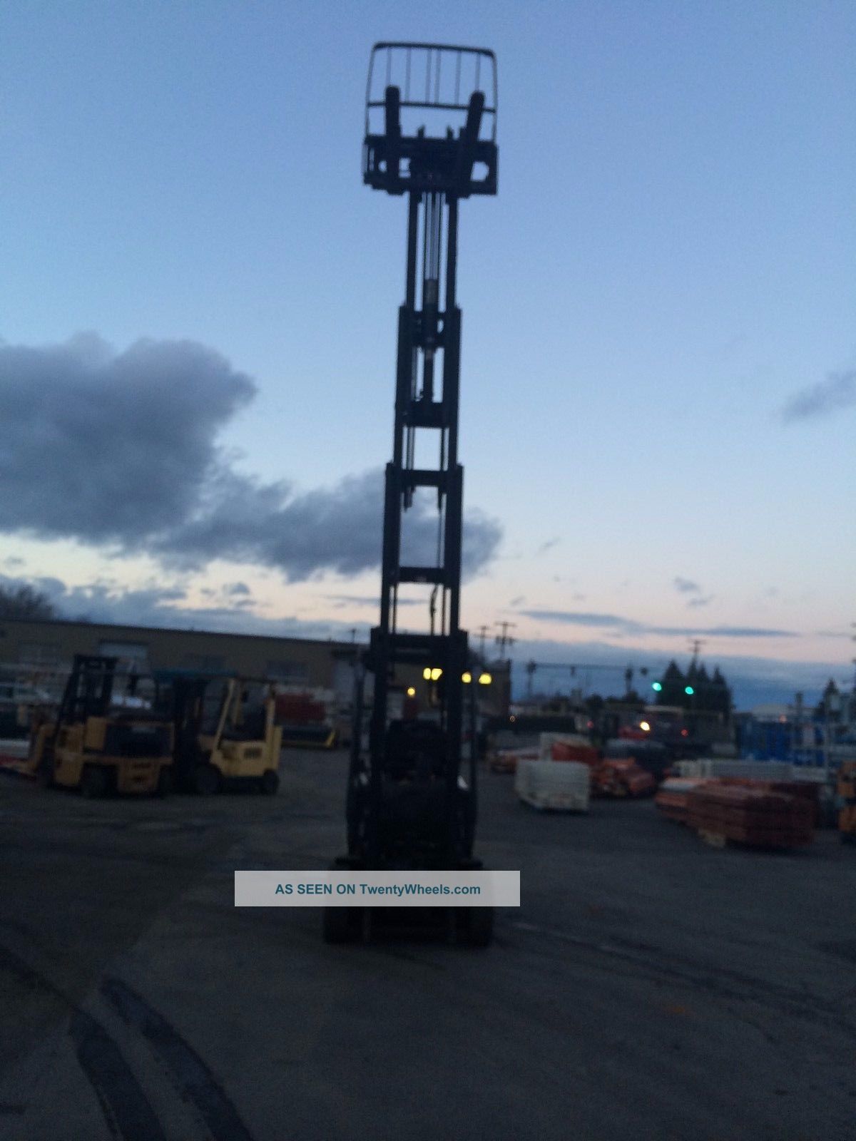 Crown 5000lb Cap. Electric Forklift 42 " Forks Quad Mast 256 " Lift