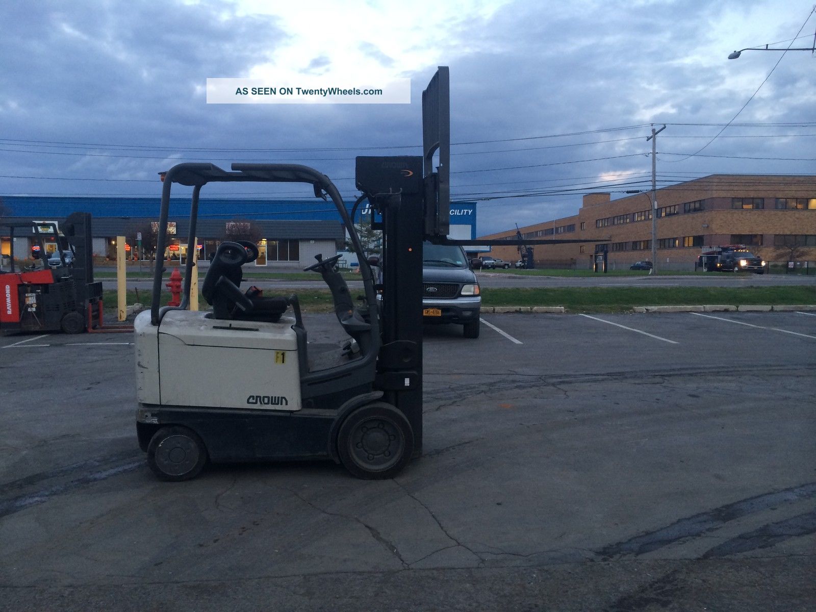 Crown 5000lb Cap. Electric Forklift 42 " Forks Quad Mast 256 " Lift