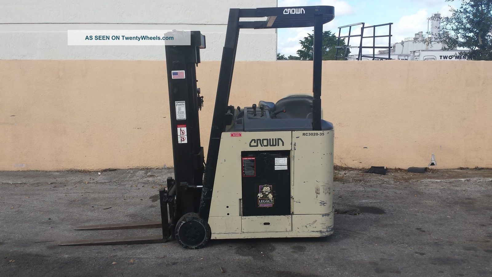 Watch Video Crown Docker Forklift Rc3020 - 35 - S Collapsible Ohg Low Clearance Forklifts photo