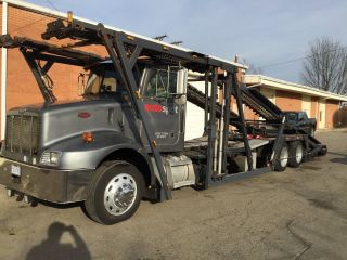 2001 Peterbilt 330 photo