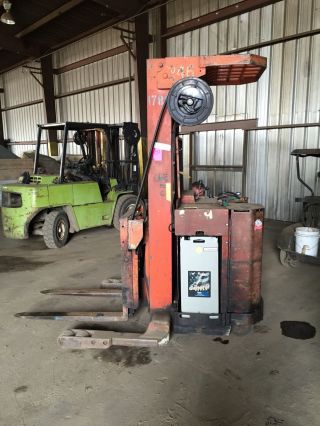 Raymond Forklift Order Picker 4000lb Capacity 211 