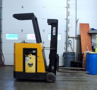 Crown Fork Lift Hilo 2500 - 3000 Lbs Cap.  Electric Forklift 190 