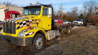 2004 Peterbilt 330 photo